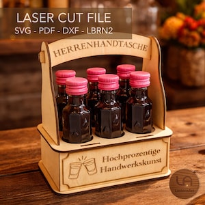 Puede incluir: Un soporte de madera cortado con láser que contiene seis botellas pequeñas con tapas rosas. El soporte tiene grabadas las palabras "HERRENHANDTASCHE" y "Hochprozentige Handwerkskunst". La imagen también muestra "LASER CUT FILE" e información del tipo de archivo.