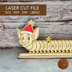 Könnte beinhalten: Adventskalender aus Holz mit einem Weihnachtself mit roter und goldener Mütze. Der Elf hat ein lächelndes Gesicht und ist an einer Holzbasis mit den Zahlen 1-9 befestigt. Der Text "LASER CUT FILE" steht oben.