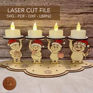Puede incluir: Un portavelas navideño de madera con cuatro figuras de osos de dibujos animados con gorros de Papá Noel, cada uno sosteniendo una vela. La base tiene forma de nube con recortes de copos de nieve. El texto en la parte superior dice "LASER CUT FILE".