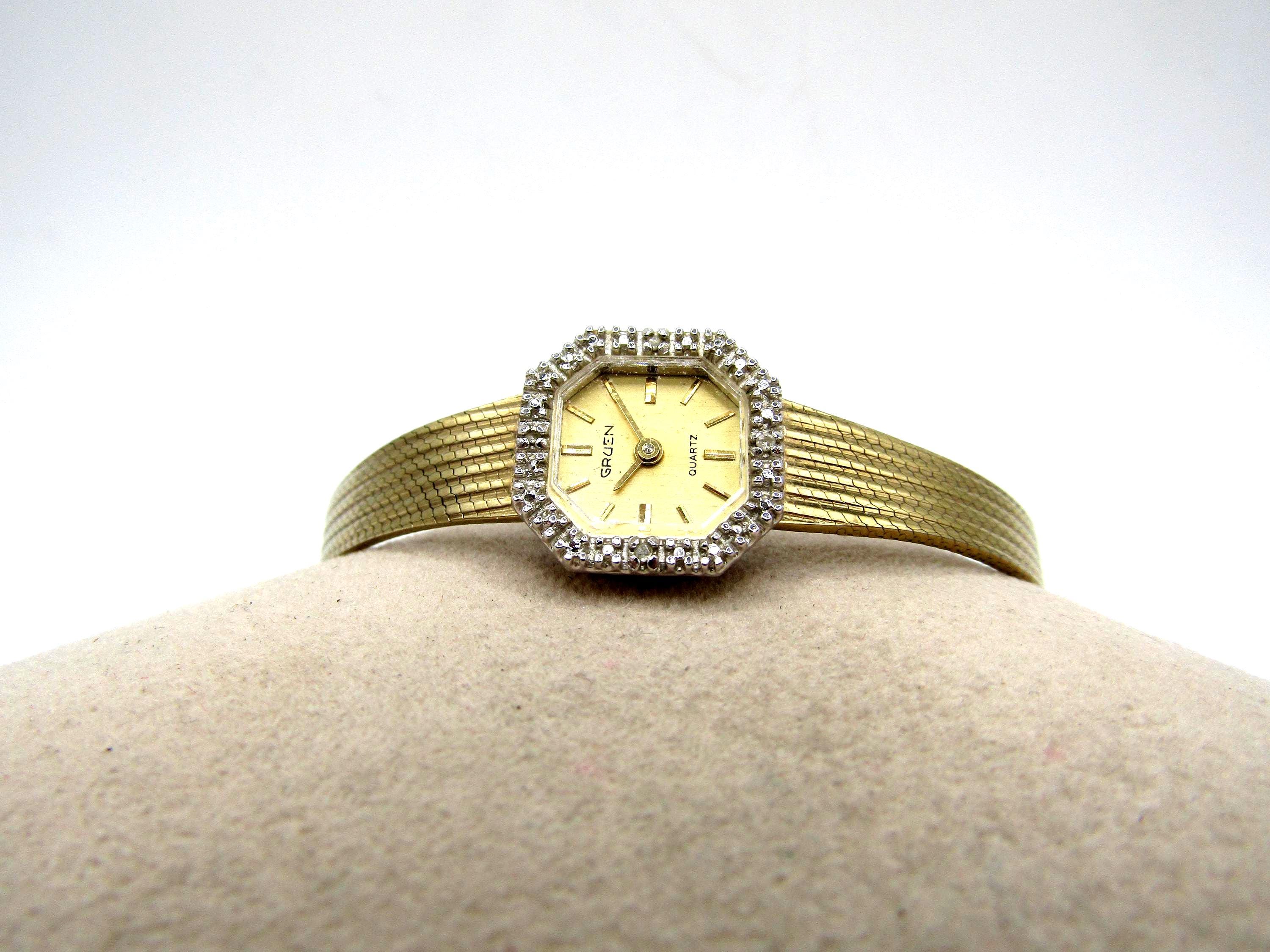 Vintage Rare Beautiful Gruen Ladies Cocktail x4 Genuine Diamonds on Bezel Quartz Watch in Great Cosmetic and Working Condition!!
