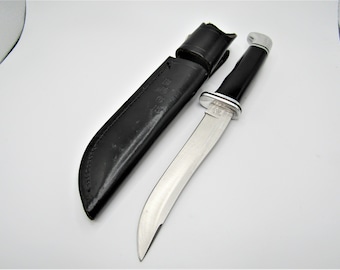 Vintage Buck Pathfinder 105 Skinning Hunting Knife Fixed Blade Includes Original Sheath Both in Excellent Condition!!!