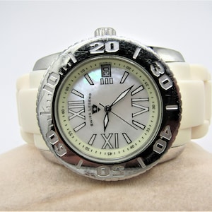 Beautiful Swiss Legend Commander Mother of Pearl Dial 20ATM Swiss Made Dive Watch with Screw Down Crown in Great Working Condition!!