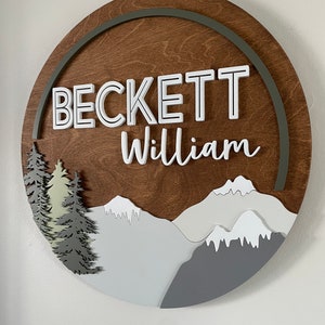 Letrero de madera con nombre de montaña con temática de árbol forestal/tablero de nombre redondo/guardería de aventuras/bosque/registro de bebés/decoración de habitación de bebé niño/niños