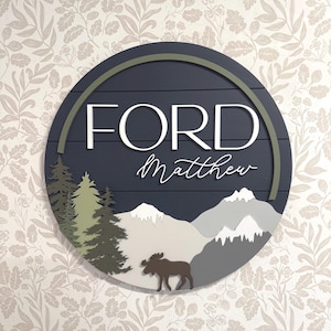 Letrero de madera con nombre de montaña con temática de árbol forestal/tablero de nombre redondo/guardería de aventuras/bosque/registro de bebés/decoración de habitación de bebé niño/niños