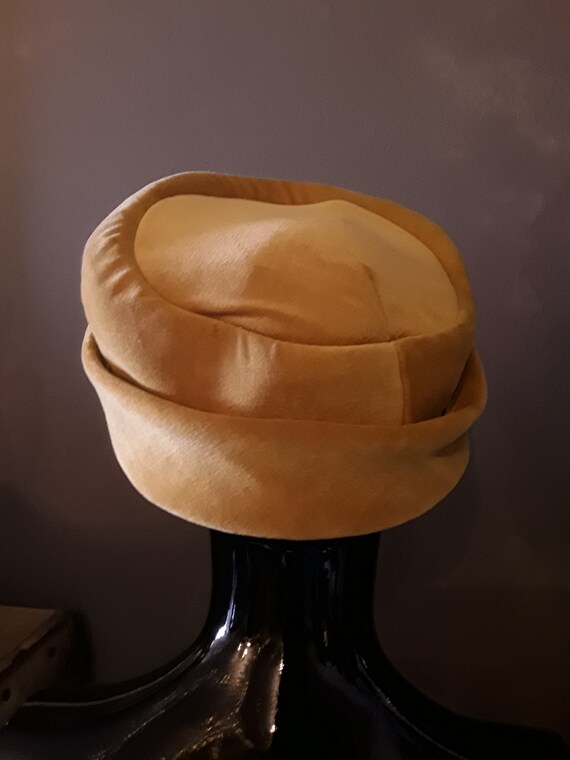 Rare ORIGINAL 1940s  VELVET bumper hat. Golden ye… - image 3