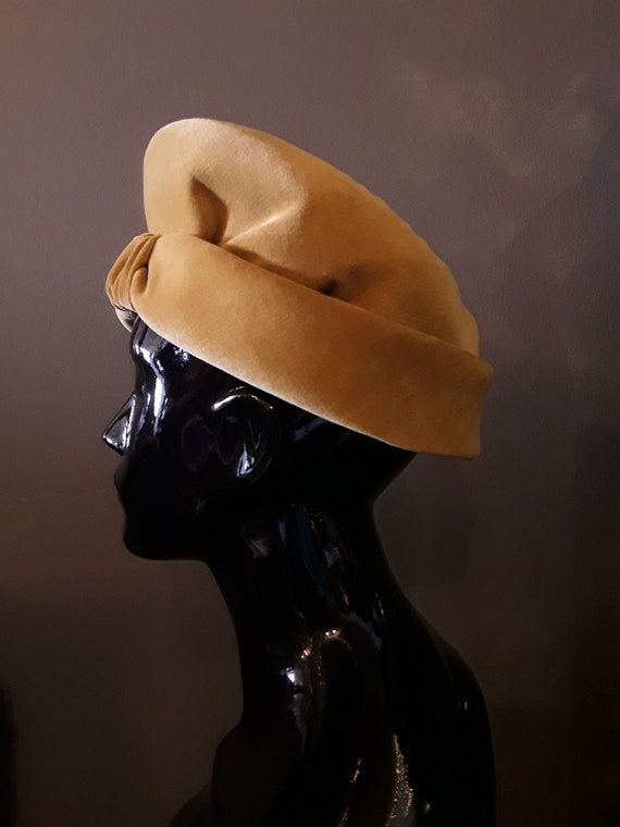 Rare ORIGINAL 1940s  VELVET bumper hat. Golden ye… - image 4