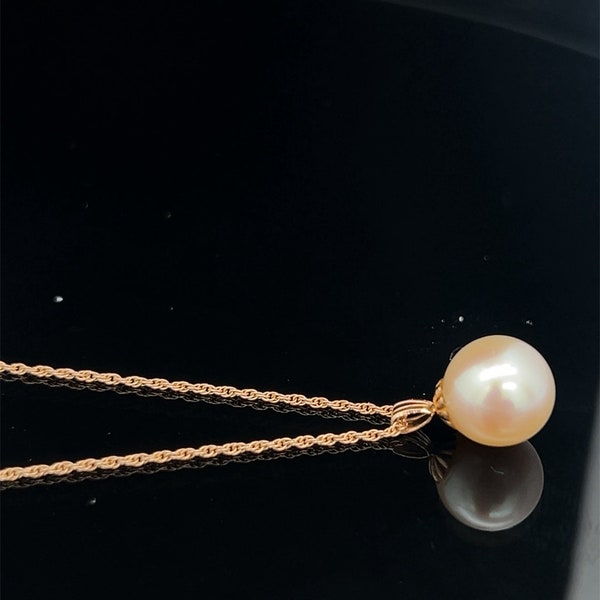 Single South Sea Pearl Pendant & Chain