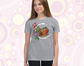 Può includere: Una t-shirt color grigio melange con una grafica di un drago barbuto con fiori e il testo "Bearded Dragon".