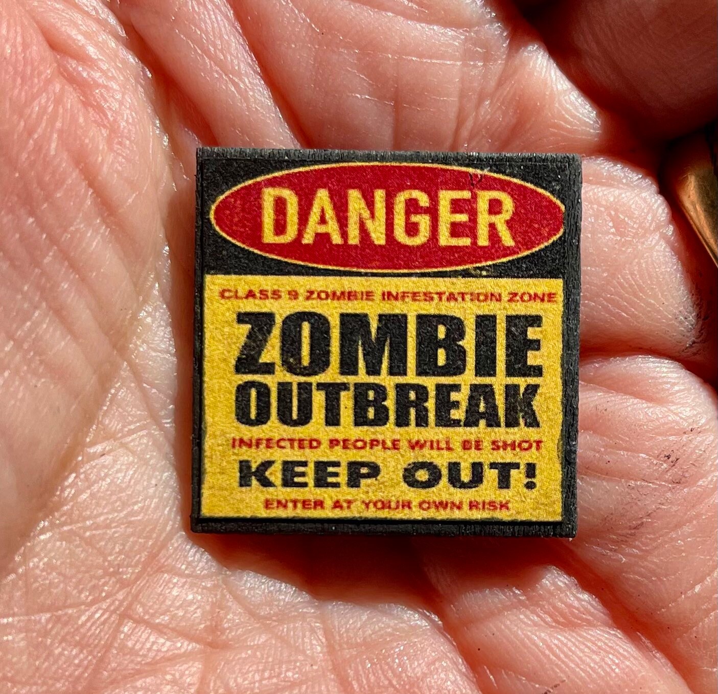 Targa in metallo con scritta Bar Open Zombie Outbreak