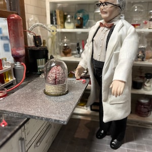 1 pc Glass Dome Bloody Human Brain - this is not life size.