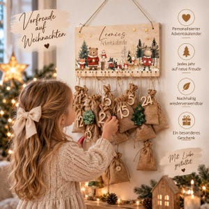 Può includere: Un calendario dell'avvento da parete in legno con un'illustrazione di animali del bosco e la scritta Leonies Adventskalender. Include ventiquattro sacchetti di iuta numerati appesi a una tavola di legno orizzontale.