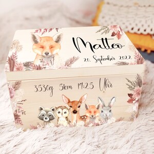 K&ouml;nnte beinhalten: Eine h&ouml;lzerne Erinnerungsbox mit einer Illustration von Fuchs, Reh, Eule, Waschb&auml;r und Kaninchen. Die Box ist mit floralen Akzenten und dem Text "Matteo 20. September 2022 3530g 51cm 19:25 Uhr" verziert.