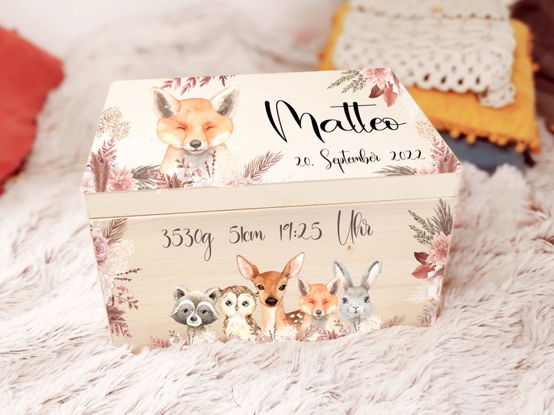 K&ouml;nnte beinhalten: Eine h&ouml;lzerne Erinnerungsbox mit einer Illustration von Fuchs, Reh, Eule, Waschb&auml;r und Kaninchen. Die Box ist mit floralen Akzenten und dem Text "Matteo 20. September 2022 3530g 51cm 19:25 Uhr" verziert.