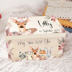 K&ouml;nnte beinhalten: Eine h&ouml;lzerne Erinnerungsbox mit einem Blumendesign und einem Reh auf dem Deckel. Die Box ist personalisiert mit dem Namen "Lilly", dem Datum "15. September 2022" und dem Text "3515g 51cm 17:51 Uhr".
