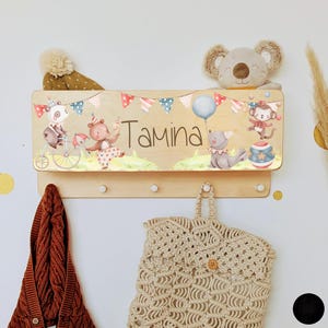 Armario infantil con estante para habitación infantil con nombre y perchero individual.