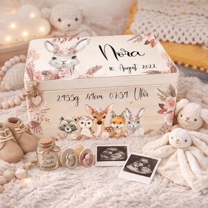 Erinnerungskiste Baby persönliches Geschenk zur Geburt, Erinnerungsbox als Geburtsgeschenk, Spielzeugkiste, Holzkiste mit Namen PAMPAS 100 Hase + Blumenschmuck