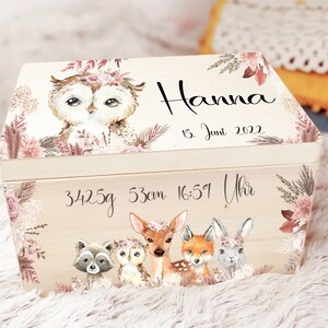K&ouml;nnte beinhalten: Eine h&ouml;lzerne Erinnerungsbox mit floralem Design und Waldtieren. Die Box ist personalisiert mit dem Namen "Hanna", dem Datum "15. Juni 2022" und dem Text "3425g 53cm 16:51 Uhr".