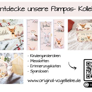 K&ouml;nnte beinhalten: Eine Sammlung personalisierter Holzartikel mit Pampasgras-Motiv. Die Artikel umfassen ein Namensschild, eine Wachstumstabelle, eine Erinnerungsbox und eine Sparb&uuml;chse. Die Artikel sind mit einer Hirsch-, Eulen- und Kaninchenillustration verziert. Der Text "Entdecke unsere Pampas-Kollektion" ist oben im Bild sichtbar.