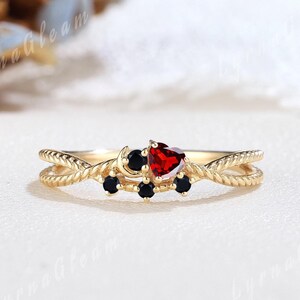 Anillo de bodas único con luna de granate y oro Solod, pequeño anillo de corazón rojo con moissanita, anillo de bodas celestial, anillos apilables y retorcidos para mujer.