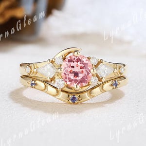 Anillo de compromiso único con zafiro rosa y luna, anillo de boda con grabado de luna de oro amarillo y anillo de boda curvado de alejandrita, regalo personalizado para ella