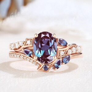 Ensemble de bagues de fiançailles en alexandrite taille ovale unique en argent sterling, ensemble de bagues au clair de lune nature, alliance incurvée en alexandrite bijoux faits main