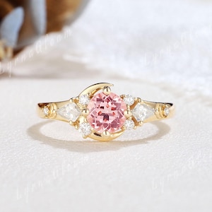 Anillo de compromiso único de zafiro rosa con luna, oro macizo, padparadscha, anillo Sailor Moon, anillo de moissanita, anillo de promesa, regalo personalizado para ella.