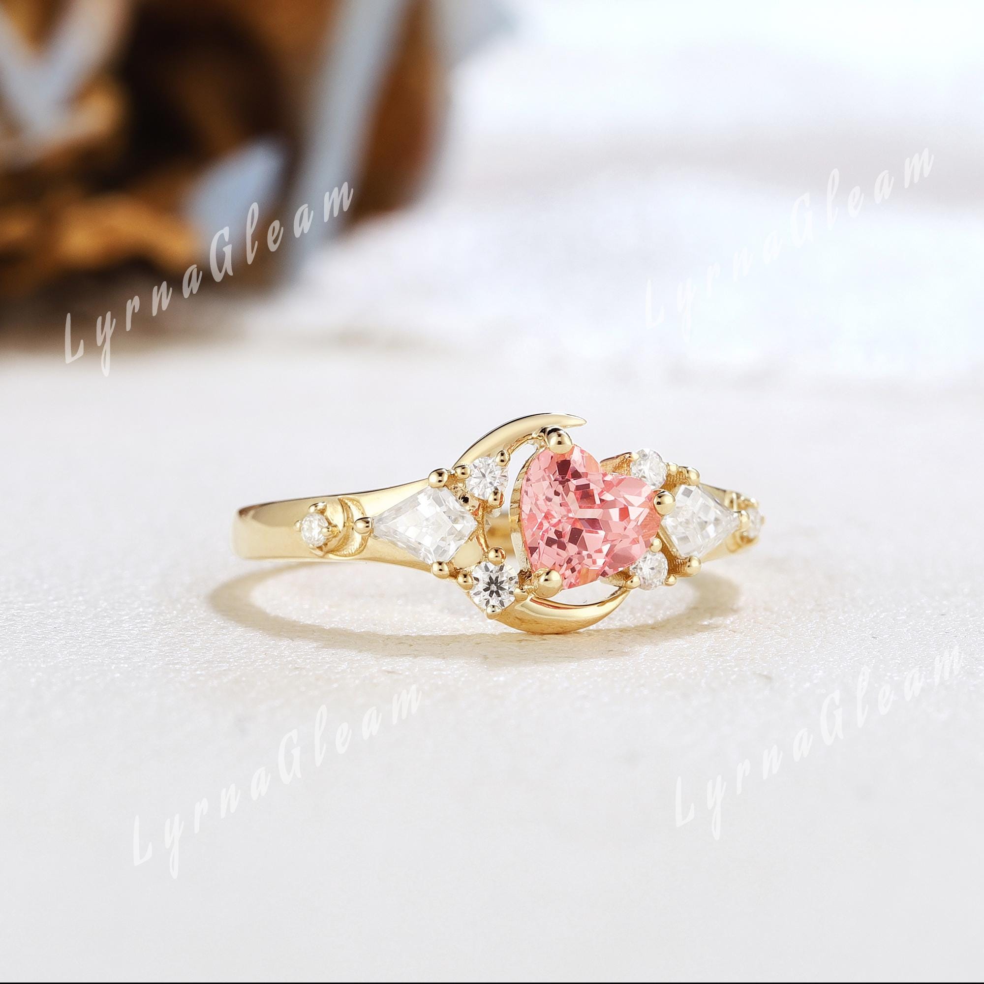 ユニークなハートカットのピンクサファイアの婚約指輪、アニメムーン 