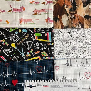 Könnte beinhalten: Eine Sammlung von sechs Stoffquadraten mit verschiedenen Mustern. Das obere linke Quadrat zeigt einen weißen Hintergrund mit bunten Katzen und Kätzchen. Das obere rechte Quadrat zeigt ein braunes und weißes Pferdemuster. Das mittlere linke Quadrat zeigt einen schwarzen Hintergrund mit weißen, wissenschaftlich inspirierten Illustrationen. Das mittlere rechte Quadrat zeigt einen weißen Hintergrund mit schwarzen geometrischen Formen. Das untere linke Quadrat zeigt einen dunkelblauen Hintergrund mit weißen EKG-Linien und roten Herzen. Das untere rechte Quadrat zeigt einen weißen Hintergrund mit schwarzen EKG-Linien und roten Herzen.