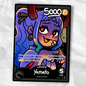 Könnte beinhalten: Sammelkarte mit einer Cartoon-Illustration von Yamato. Die Karte hat einen schwarzen Rand und Text wie "5000", "Leader" und "Life 5". Die Figur hat blaue Haare, rote Hörner und einen verspielten Gesichtsausdruck.