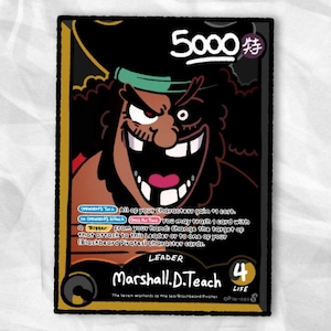 Könnte beinhalten: Eine Sammelkarte mit einer Cartoon-Illustration von Marshall D. Teach von den Blackbeard Pirates. Die Karte hat einen schwarzen Rand und enthält Text wie "LEADER" und "LIFE 4". Die Karte hat auch die Zahl "5000" oben rechts.