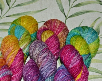 Regenbogenschlange - 100g Handgefärbte  Sockenwolle mit Glitzer Silber Stricken Häkeln Weben Socken Tücher