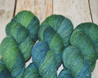 St. Patrick - 100g Handgefärbte  Sockenwolle mit Glitzer Silber Stricken Häkeln Weben Socken Tücher