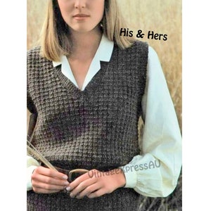 Peut inclure: Un gilet en tricot marron avec un col en V et un motif en nid d'abeille. Le gilet est porté sur une chemise blanche à col et manches bouffantes. Le texte "His & Hers" est visible sur l'image.