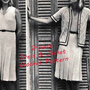 Op de afbeelding: Twee vrouwen dragen witte gehaakte jurken en jasjes. De jurk links is mouwloos en het jasje rechts heeft korte mouwen. De tekst "2-piece Dress & Jacket Crochet Pattern" staat in het rood op de afbeelding.