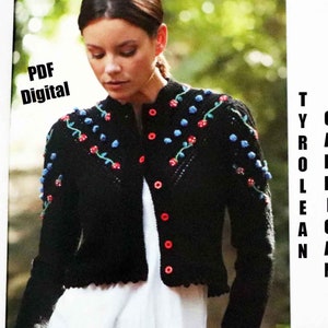 Könnte beinhalten: Schwarze Strickjacke mit roter und blauer Blumenstickerei. Die Jacke hat einen Knopfverschluss und einen gewellten Saum. Der Text "PDF Digital" und "TYROLEAN CARDIGAN" ist im Bild sichtbar.
