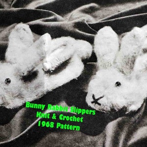 Könnte beinhalten: Ein Paar weiße Hasen-Hausschuhe, gestrickt und gehäkelt. Die Hausschuhe haben schwarze Augen und ein schwarzes X für eine Nase. Das Bild enthält den Text "Bunny Rabbit Slippers Knit & Crochet 1968 Pattern".