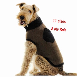 Könnte beinhalten: Ein brauner und schwarzer gestrickter Hundepullover mit einem schwarzen Herz auf dem Rücken. Der Pullover ist aus 8-fädigem Strick gefertigt und in 11 Größen erhältlich.