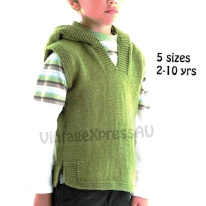Peut inclure: Un gilet à capuche vert tricoté avec un col en V. Le gilet est porté sur une chemise à manches longues rayée. Le texte "5 tailles 2-10 ans" est visible. Le gilet a une fente sur l'ourlet. La marque "VintageXpressAU" est visible.