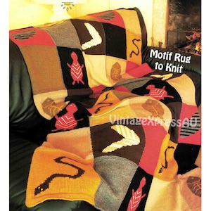 Puede incluir: Una manta de punto colorida con una variedad de motivos de animales y hojas. La manta está compuesta por cuadrados con diferentes diseños, incluyendo una serpiente, una tortuga y una hoja. La manta se muestra en un sofá de cuero marrón. El texto "Motif Rug to Knit" es visible en la esquina superior derecha de la imagen.