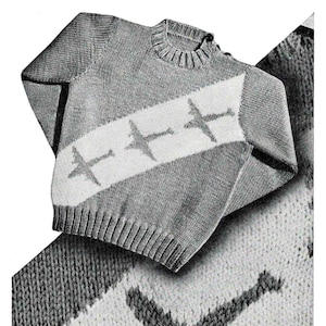 Könnte beinhalten: Ein grauer Strickpullover mit einem weißen Streifen über der Brust, verziert mit drei Flugzeugsilhouetten. Der Pullover hat einen gerippten Kragen, Bündchen und Saum. Ein klassisches Vintage-Design.