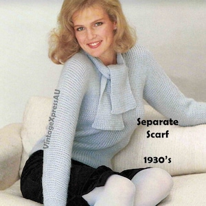 Könnte beinhalten: Eine Frau trägt einen hellblauen Strickpullover mit einem passenden Schal, der um ihren Hals gebunden ist. Sie sitzt auf einem weißen Sofa. Der Text "Separate Scarf 1930's" ist im Bild zu sehen.