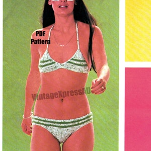 Könnte beinhalten: Ein Vintage-Häkel-Bikini-Muster in Grün und Weiß. Das Muster enthält Anleitungen für ein Halstuch-Oberteil und einen hoch taillierten Unterteil. Das Muster ist als PDF-Download verfügbar. PDF Pattern.