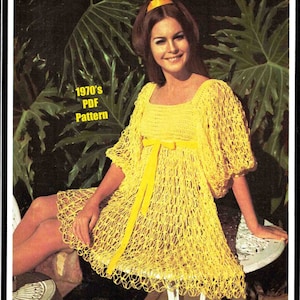 Peut inclure: Un patron de crochet pour une robe jaune de style années 1970 avec un décolleté carré et des manches bouffantes. La robe a un nœud à la taille et est crocheté en point ajouré.