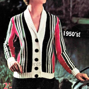Könnte beinhalten: Ein Vintage-Cardigan mit Streifen in Schwarz, Weiß, Rot und Grün. Der Pullover hat einen weißen Kragen und Manschetten, schwarze Knöpfe, und der Text "1950's!" ist sichtbar. Die Nummer "24-" ist ebenfalls sichtbar.