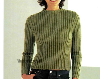 Peut inclure: Un pull en tricot côtelé vert avec un col montant et des manches longues.