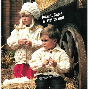 Puede incluir: Dos niños con chaquetas de punto de color crema, uno con una boina a juego. El texto "Jacket, Beret & Hat to Knit" está impreso en la imagen.