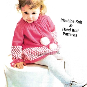 Pode incluir: Um vestido de bebé de malha rosa com bolinhas brancas e pompons. Malha de máquina e malha à mão.