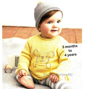 Puede incluir: Un suéter de punto amarillo con un diseño de oso gris para bebés y niños pequeños. El suéter es adecuado para edades de 3 meses a 4 años.