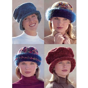 Puede incluir: Cuatro mujeres con diferentes sombreros de punto. Los sombreros son de varios colores y estilos, incluyendo un sombrero azul holgado, un sombrero multicolor con un borde azul, un sombrero multicolor con una banda azul y un sombrero rojo holgado.