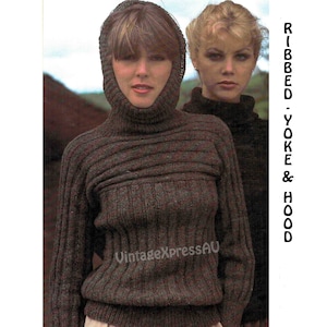 Op de afbeelding: Twee vrouwen in donkerbruine gebreide truien met ribbels en capuchons. De truien hebben een geribbelde textuur. De tekst "RIBBED - YOKE & HOOD" staat verticaal rechts in de afbeelding. Het watermerk "VintageXpressAU" is zichtbaar.